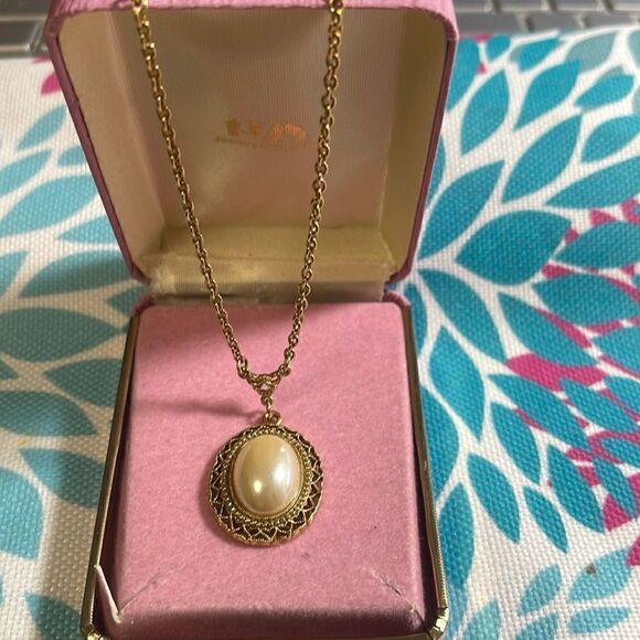 Gorgeous Vintage 1928 Gold Tone Oval Faux Pearl Pendant Necklace - Picture 5 of 7